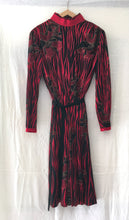 Charger l'image dans la galerie, Robe midi 70´s à fleurs, made in France , ouverture au dos , taille 34/36