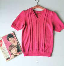 Charger l'image dans la galerie, pull 70's rose bonbon à torsades tricoté main , taille 36/38
