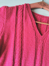 Charger l'image dans la galerie, pull 70's rose bonbon à torsades tricoté main , taille 36/38