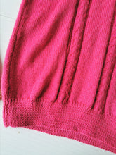 Charger l'image dans la galerie, pull 70's rose bonbon à torsades tricoté main , taille 36/38