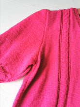 Charger l'image dans la galerie, pull 70's rose bonbon à torsades tricoté main , taille 36/38