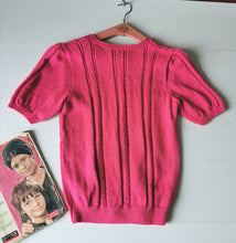 Charger l'image dans la galerie, pull 70's rose bonbon à torsades tricoté main , taille 36/38