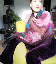 Charger l'image dans la galerie, étole à grandes fleurs en etamine de laine et soie