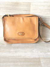 Charger l'image dans la galerie, sac camel en cuir à rabat, porté épaule