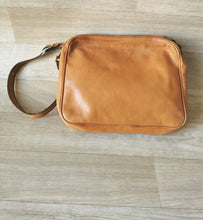 Charger l'image dans la galerie, sac camel en cuir à rabat, porté épaule