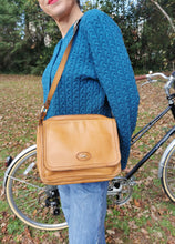 Charger l'image dans la galerie, sac camel en cuir à rabat, porté épaule