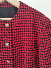 Charger l'image dans la galerie, veste courte à motif pied de poule rouge et noir, taille 42
