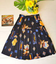 Charger l'image dans la galerie, jupe vintage en viscose à jolis motifs , taille 42/44