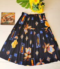 Charger l'image dans la galerie, jupe vintage en viscose à jolis motifs , taille 42/44