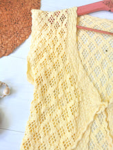 Charger l'image dans la galerie, gilet vintage 70's jaune pastel en crochet pur coton tricoté main, taille 836