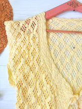 Charger l'image dans la galerie, gilet vintage 70's jaune pastel en crochet pur coton tricoté main, taille 836