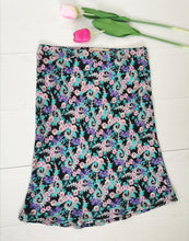 Charger l'image dans la galerie, jupe vintage 90's Roberto Cavalli en crêpe de soie imprimée