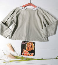 Charger l'image dans la galerie, sweat vintage court à col dentelle, brodé et boutonné, taille 42