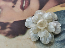 Charger l'image dans la galerie, pince broche fleur en nacre années 40
