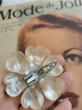 Charger l'image dans la galerie, pince broche fleur en nacre années 40