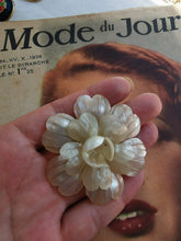 Charger l'image dans la galerie, pince broche fleur en nacre années 40