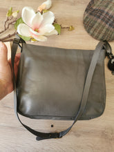 Charger l'image dans la galerie, sac vintage 80's en cuir glacé gris souris , porté épaule