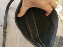 Charger l'image dans la galerie, sac vintage 80's en cuir glacé gris souris , porté épaule