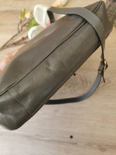 Charger l'image dans la galerie, sac vintage 80's en cuir glacé gris souris , porté épaule