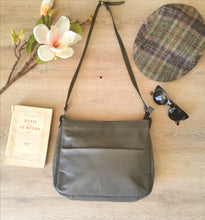 Charger l'image dans la galerie, sac vintage 80's en cuir glacé gris souris , porté épaule