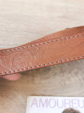 Charger l'image dans la galerie, ceinture vintage "gaucho" cuir martelé et superbe boucle, tailles 34/36/38 (82 cm)