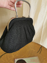 Charger l'image dans la galerie, pièce d'exception: superbe minaudière en crochet années 50