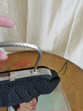 Charger l'image dans la galerie, pièce d'exception: superbe minaudière en crochet années 50