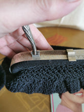 Charger l'image dans la galerie, pièce d'exception: superbe minaudière en crochet années 50