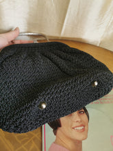 Charger l'image dans la galerie, pièce d'exception: superbe minaudière en crochet années 50