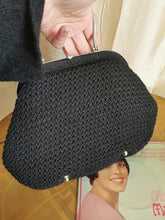 Charger l'image dans la galerie, pièce d'exception: superbe minaudière en crochet années 50