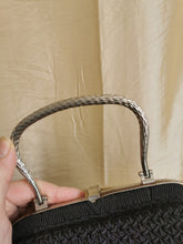 Charger l'image dans la galerie, pièce d'exception: superbe minaudière en crochet années 50