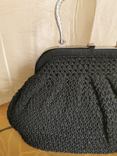 Charger l'image dans la galerie, pièce d'exception: superbe minaudière en crochet années 50