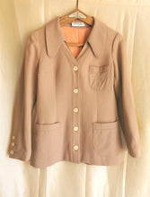 Charger l'image dans la galerie, veste vintage 70's col pelle à tarte brodée sur la poche, taille 34