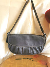 Charger l'image dans la galerie, sac Longchamp en cuir moka de type sac baguette