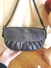 Charger l'image dans la galerie, sac Longchamp en cuir moka de type sac baguette