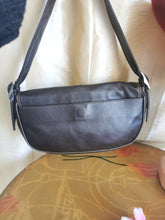 Charger l'image dans la galerie, sac Longchamp en cuir moka de type sac baguette