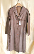 Charger l'image dans la galerie, Sublime Trench en cuir vintage années 60's /70's taille 36