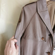 Charger l'image dans la galerie, Sublime Trench en cuir vintage années 60's /70's taille 36