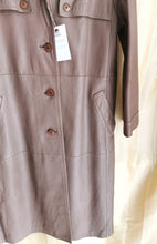 Charger l'image dans la galerie, Sublime Trench en cuir vintage années 60's /70's taille 36