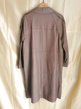 Charger l'image dans la galerie, Sublime Trench en cuir vintage années 60's /70's taille 36