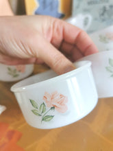 Charger l'image dans la galerie, Lot de 8 pièces : 6 tasses à café + 2 ramequins vintage années 60's Arcopal