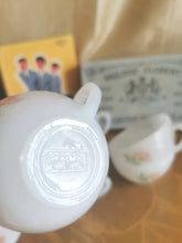 Charger l'image dans la galerie, Lot de 8 pièces : 6 tasses à café + 2 ramequins vintage années 60's Arcopal