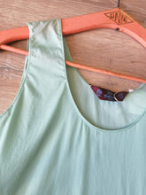 Charger l'image dans la galerie, nuisette moulante en soie John Galliano vert pastel, taille 34