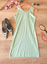Charger l'image dans la galerie, nuisette moulante en soie John Galliano vert pastel, taille 34