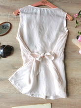 Charger l'image dans la galerie, top en soie effet cache- coeur rose pâle, taille 38