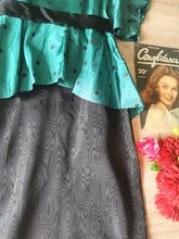 Charger l'image dans la galerie, Splendide robe cocktail vintage 80's à pois, manches bouffantes en taffetas, made in France, taille 40