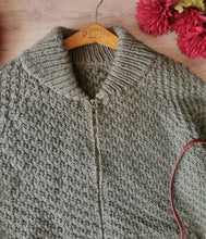 Charger l'image dans la galerie, cardigan oversize en grosse maille tricoté main , zipé, taille 44,/46