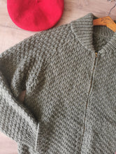 Charger l'image dans la galerie, cardigan oversize en grosse maille tricoté main , zipé, taille 44,/46