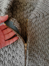 Charger l'image dans la galerie, cardigan oversize en grosse maille tricoté main , zipé, taille 44,/46
