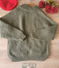 Charger l'image dans la galerie, cardigan oversize en grosse maille tricoté main , zipé, taille 44,/46